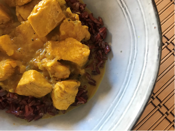 Pollo al curry con arroz rojo