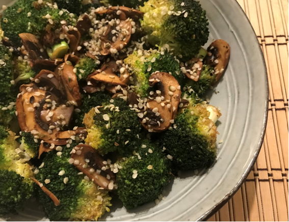 Brócoli con champiñones y semillas de cáñamo